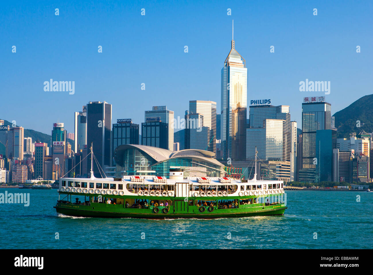 Hong Kong, il Traghetto Star attraversa il Porto Victoria Foto Stock