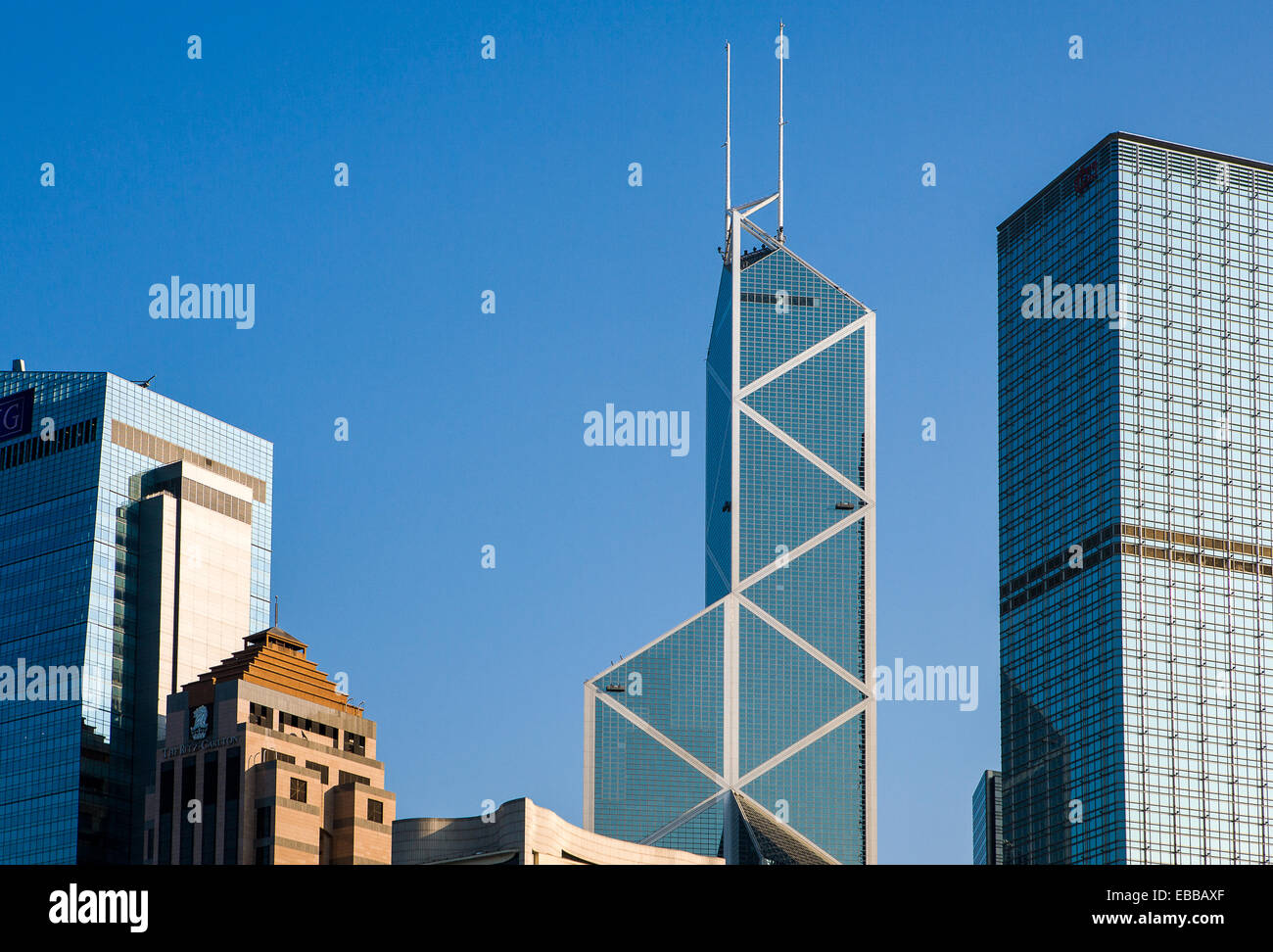 Hong Kong, le torri della città nuova visto dallo Star Ferry Terminal sul Porto Victoria Foto Stock
