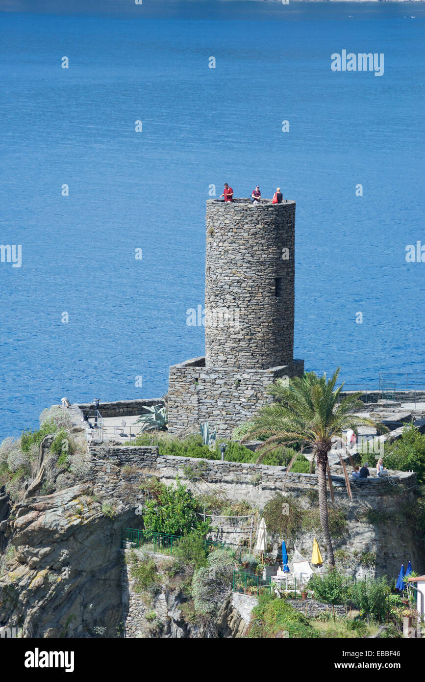 Vista dall'alto medievale torre rotonda Vernazza Cinque Terre Liguria Italia Foto Stock