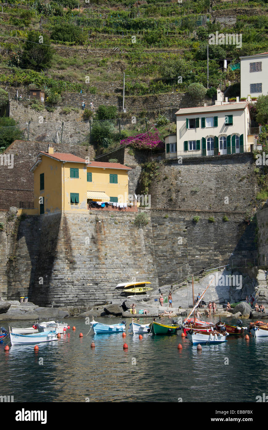 Waterside case e barche ormeggiate piccolo porto Vernazza Cinque Terre Liguria Italia Foto Stock