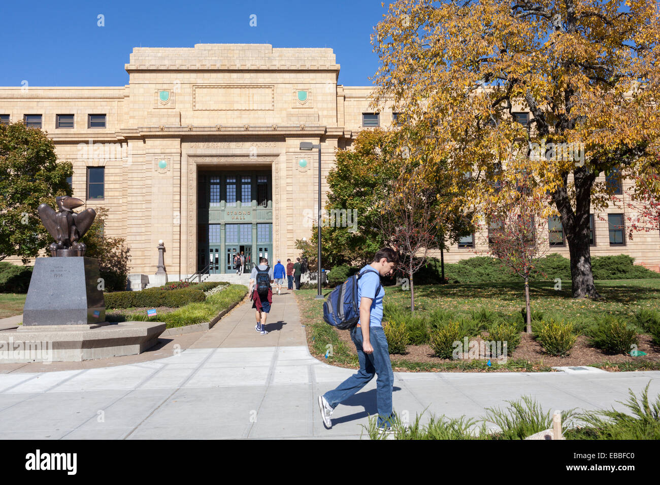 Studenti del college andando e venendo dal forte Hall, University of Kansas Lawrence, Kansas Foto Stock