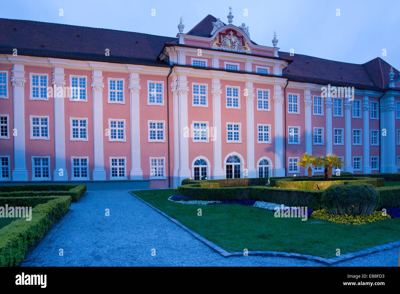 Neues Schloss, Nuovo Castello e giardino del castello nella luce della sera Meersburg, Lago di Costanza, Baden-Wuerttemberg, Germania, Europa Foto Stock