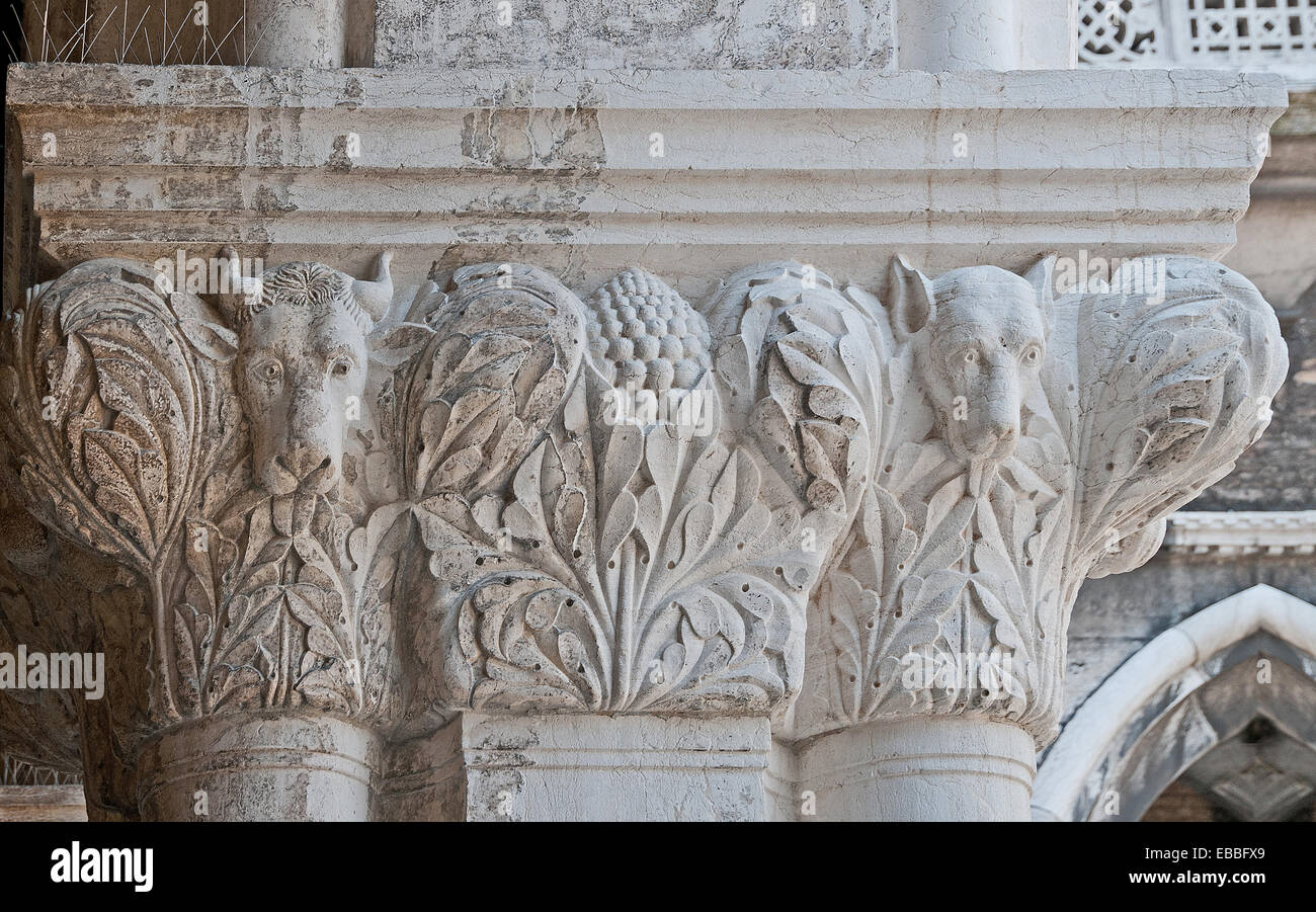 Dettaglio del carving di tori su capitol di pilastri del corridoio superiore di Palazzo Ducale o Palazzo Reale a Venezia Italia Foto Stock