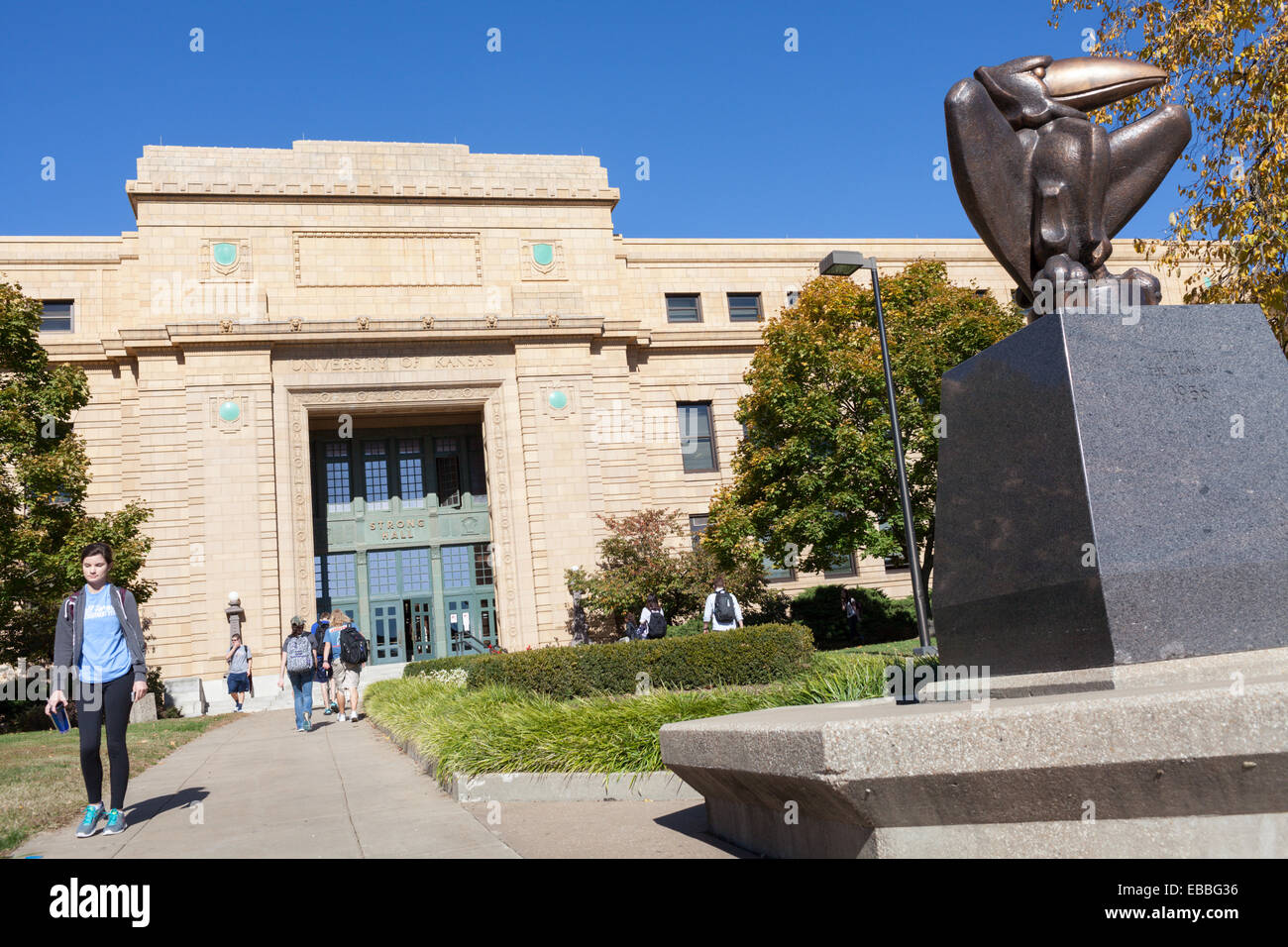 Studenti del college andando e venendo dal forte Hall, University of Kansas Lawrence, Kansas Foto Stock