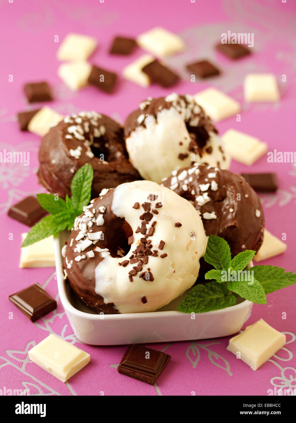 Doppia cronuts cioccolato. Ricetta disponibile. Foto Stock