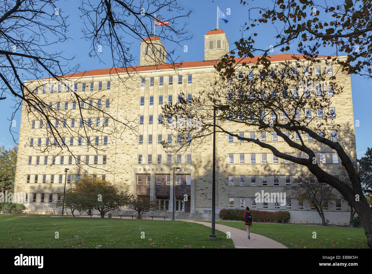 Bandiere sorvolare Fraser Hall, University of Kansas Lawrence, Kansas Foto Stock