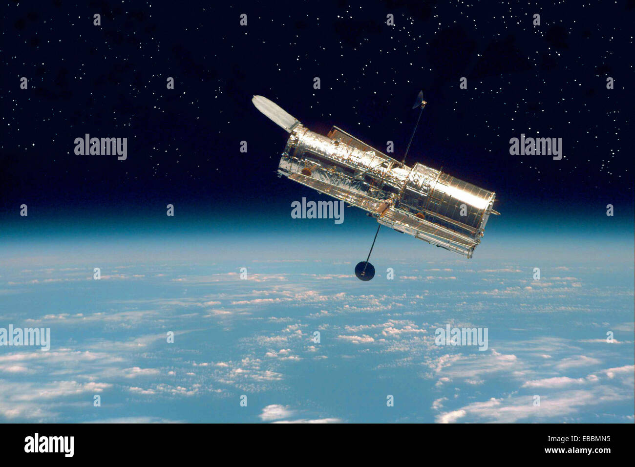 Il Telescopio Spaziale Hubble vola al confine di terra e nello spazio in questa immagine presa dopo del Hubble secondo la manutenzione Foto Stock
