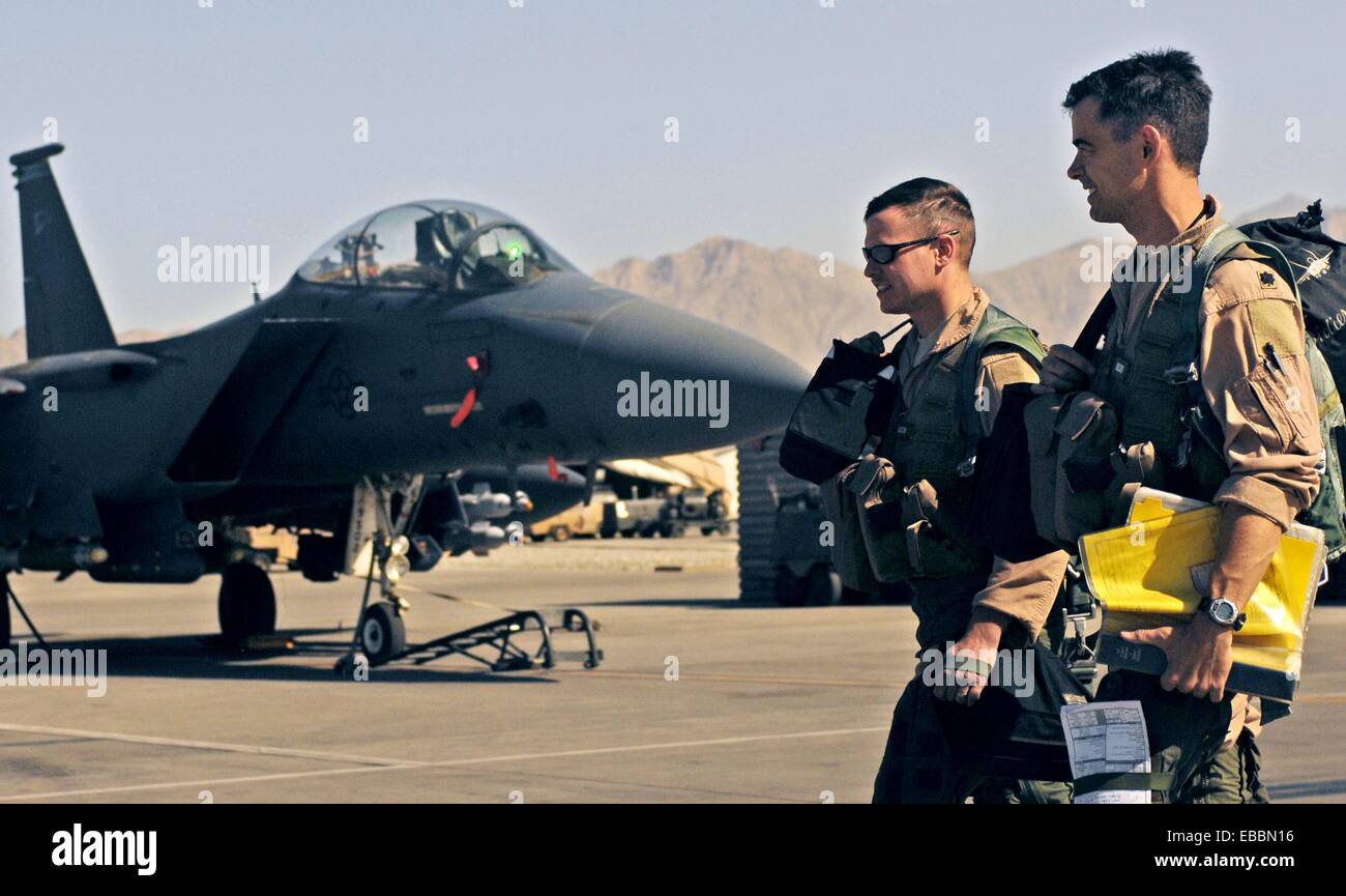 Lt Col Christopher Didier diritto, un F-15E pilota con la 336a Expeditionary Fighter Squadron a Bagram Airfield, Foto Stock