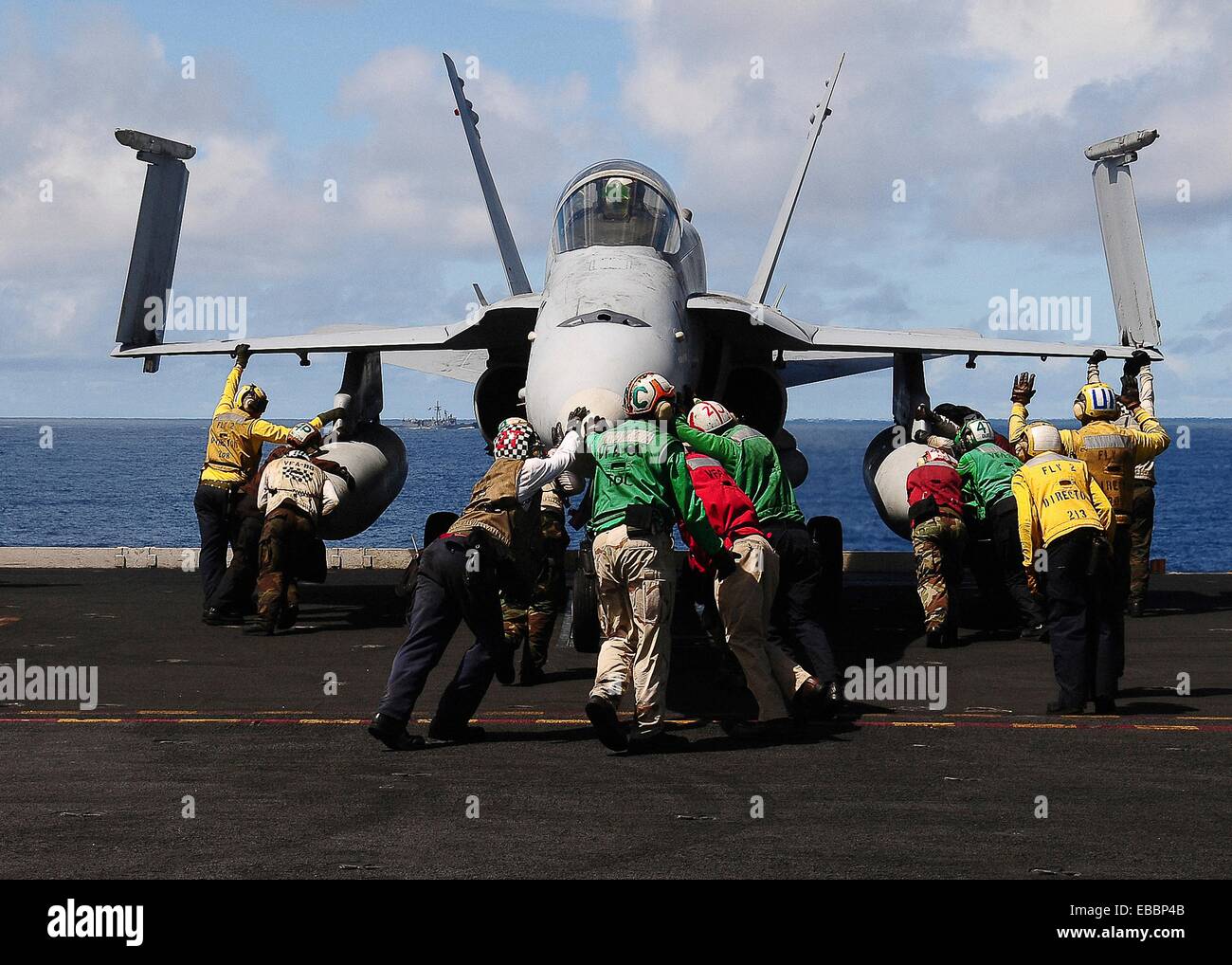 Oceano Pacifico 11/9 2010 velisti assegnati ai Sidewinders di Strike Fighter Squadron VFA 86 spingere un F/A-18C Hornet in Foto Stock