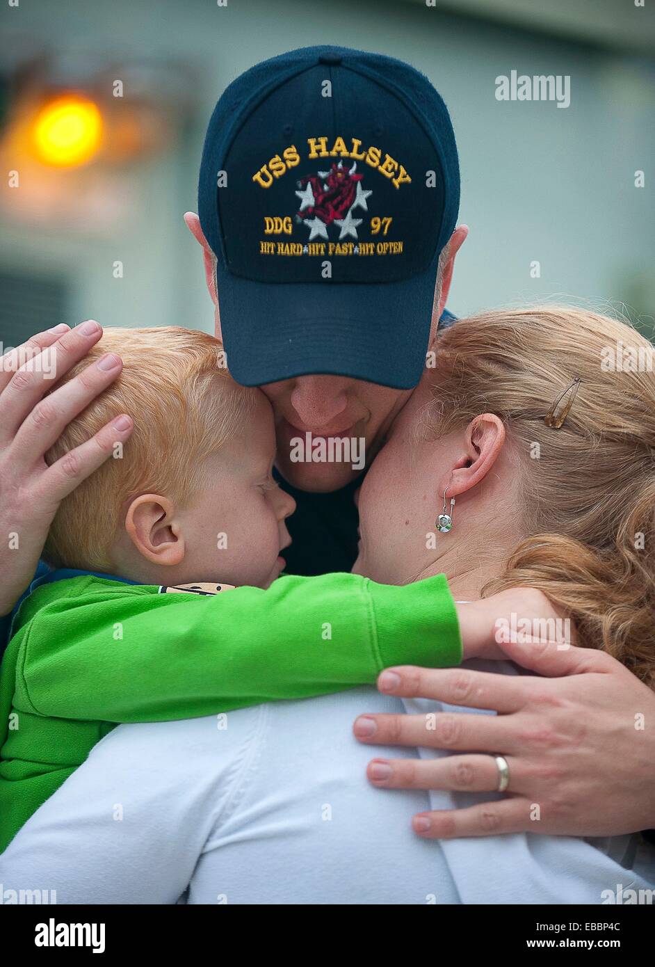SAN DIEGO 11/9 2010 Fire Controlman 1a classe Logan Brethower abbracci la moglie e il figlio sul molo prima di distribuire a bordo Foto Stock