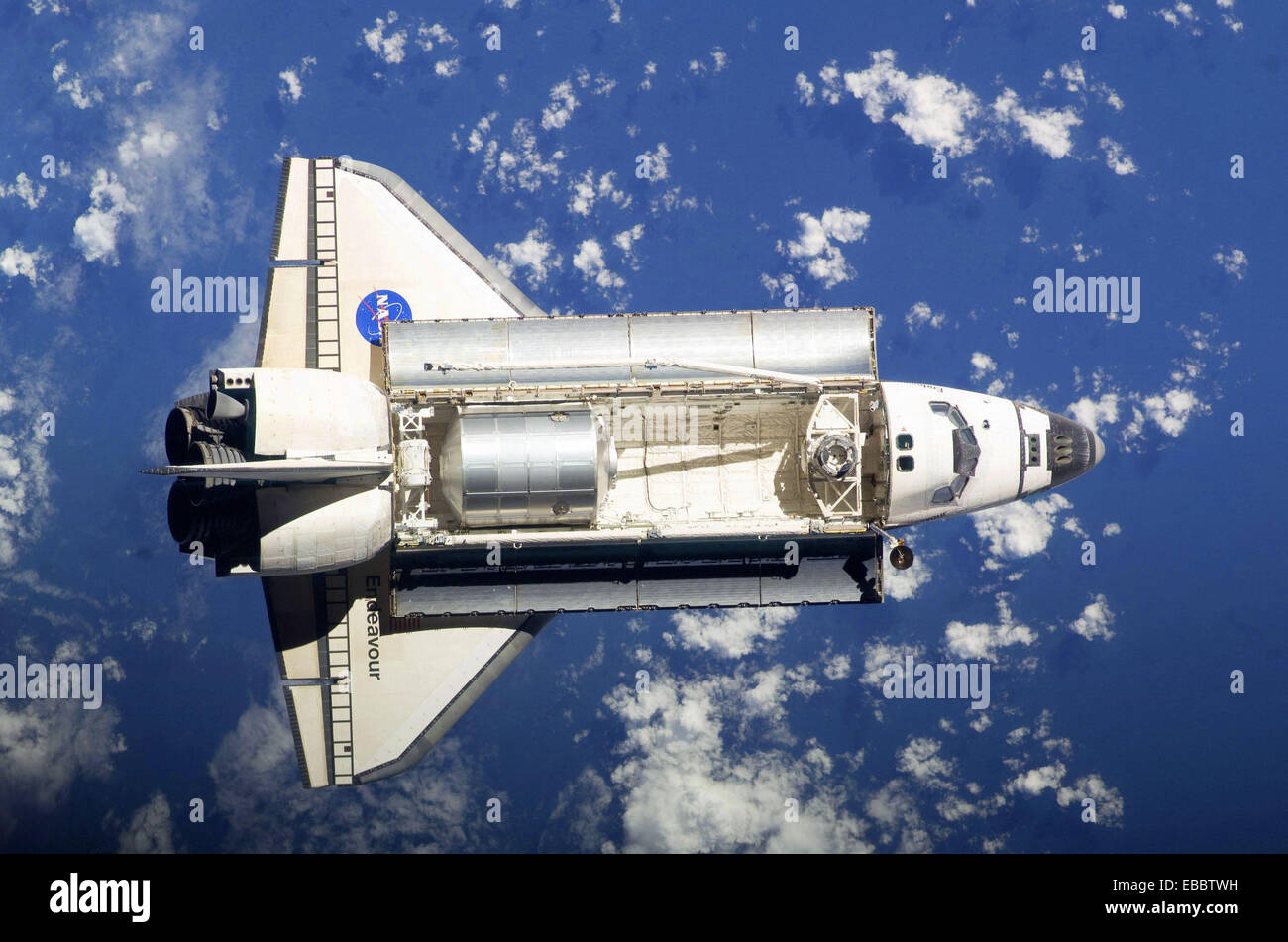 Nov. 16, 2008. Con la messa a terra al di sotto, lo Space Shuttle Endeavour si avvicina alla stazione spaziale internazionale durante la STS-126 Foto Stock