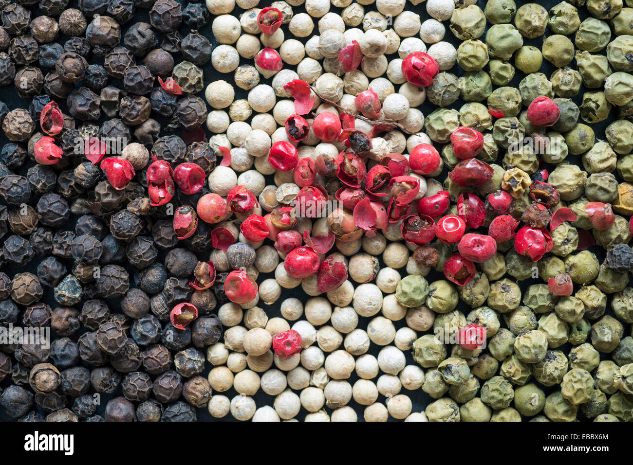 Verde mista, nero, bianco e pepe rosso i duroni variazione Foto Stock