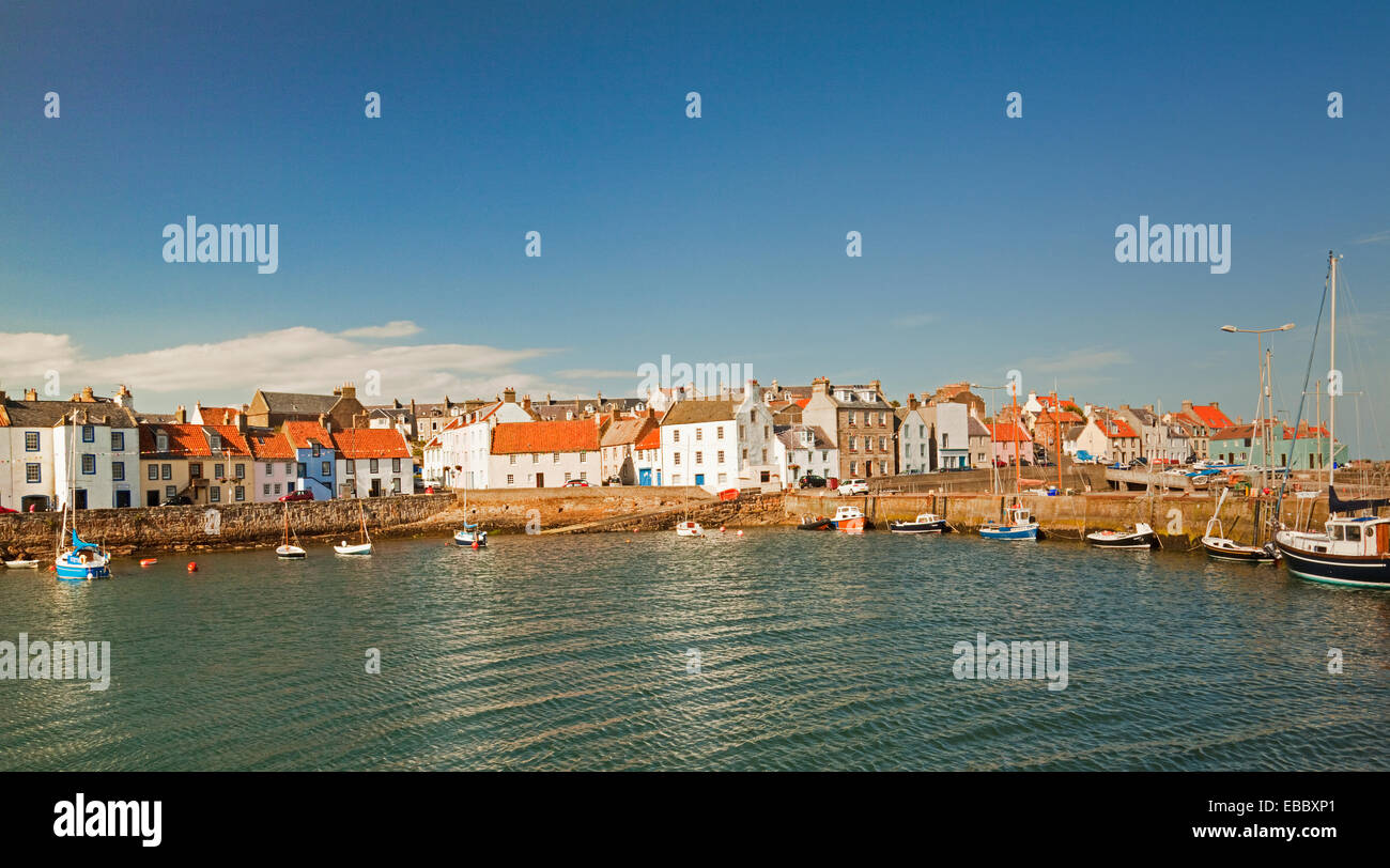 Metà a riva e la sponda orientale, a St Monans Harbour Foto Stock
