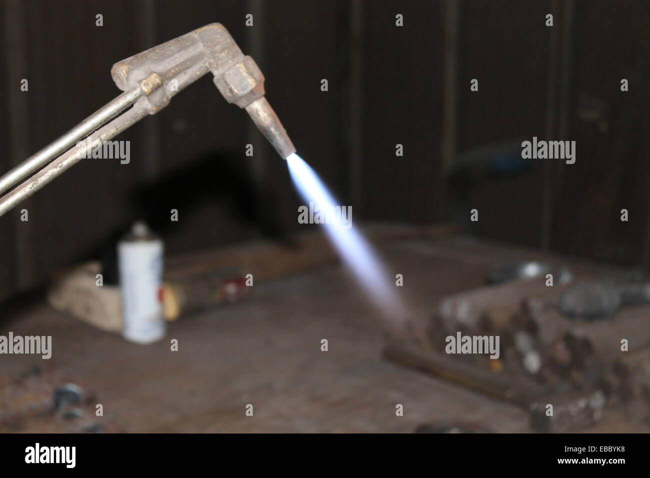 Il taglio del metallo con torcia di acetilene Foto Stock