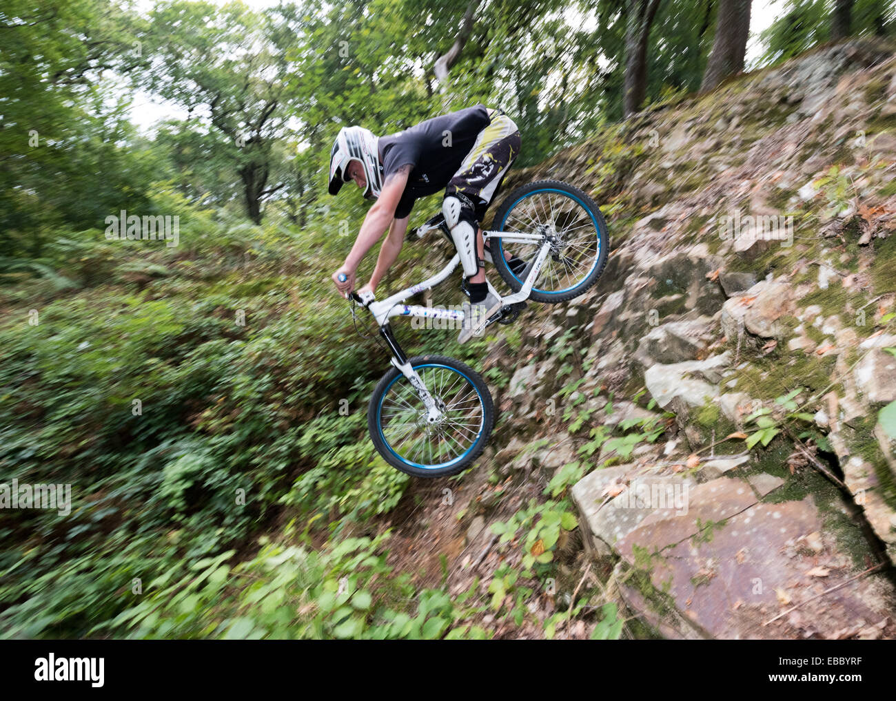 Una discesa ripida in più di rocce in Valle Clyne, Swansea, Galles del Sud. Foto Stock