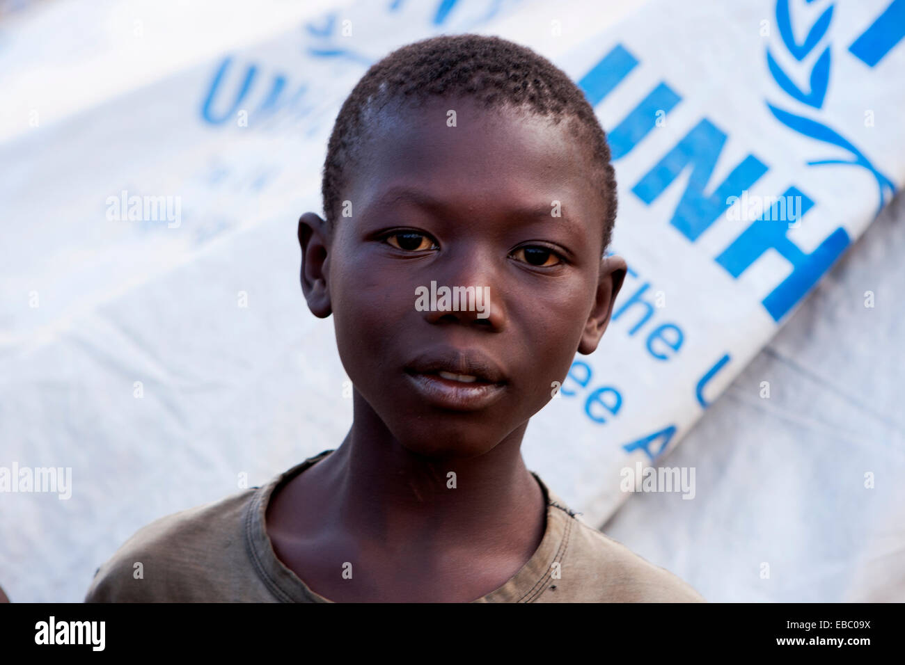 Un ragazzo si erge al di fuori della sua tenda a Mpoko per il campo per sfollati interni, Bangui Repubblica Centrale Africana Foto Stock