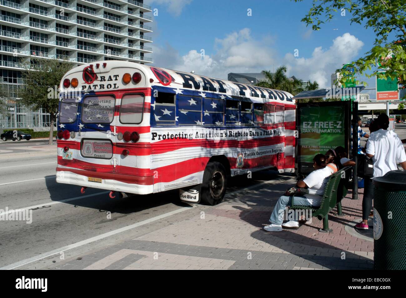 Un autobus dipinto con la bandiera americana nel Centro Cittadino di Miami  Foto stock - Alamy
