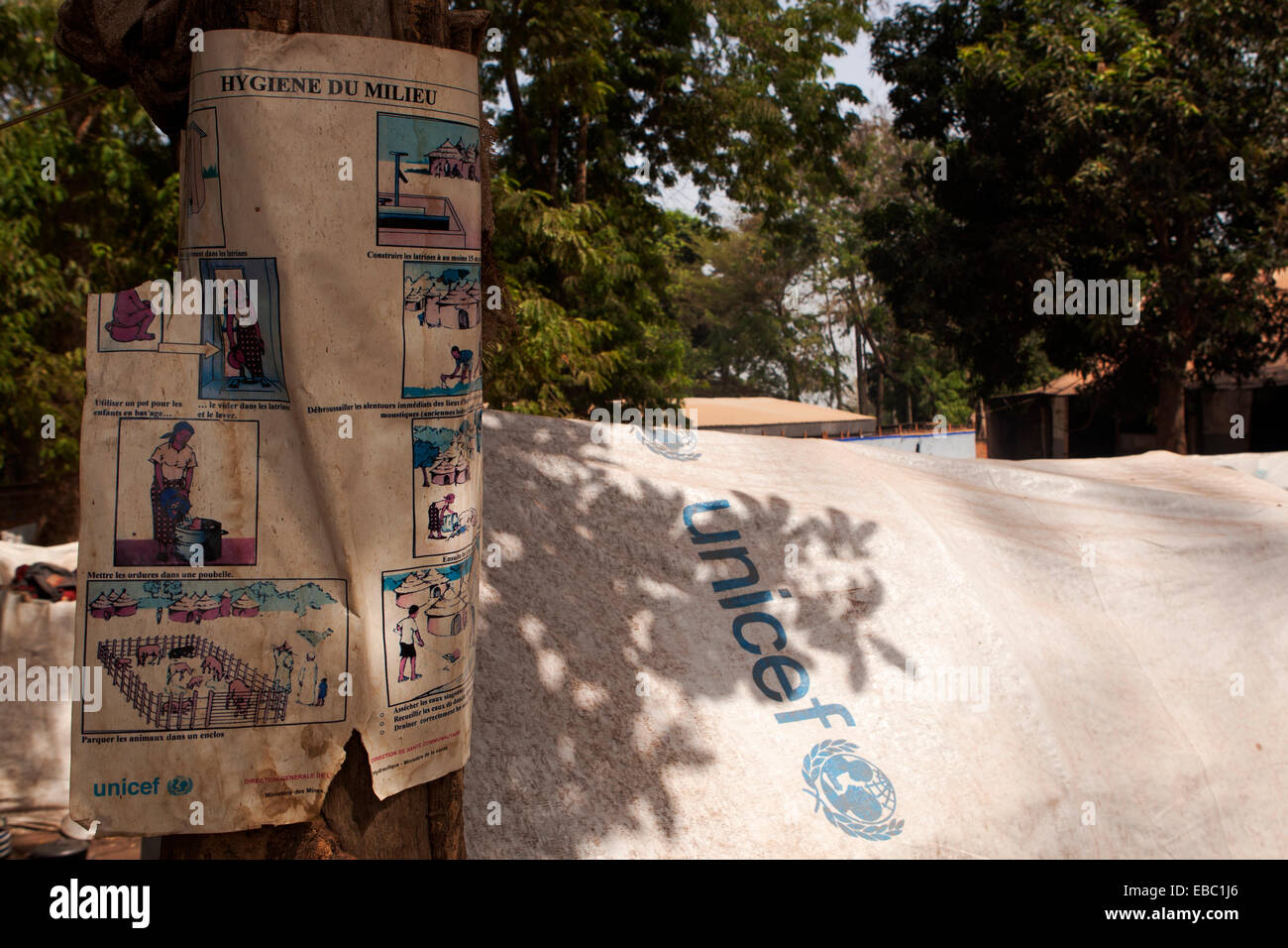 Un poster informa delle misure igieniche in un campo per sfollati interni, Repubblica Centrale Africana Foto Stock