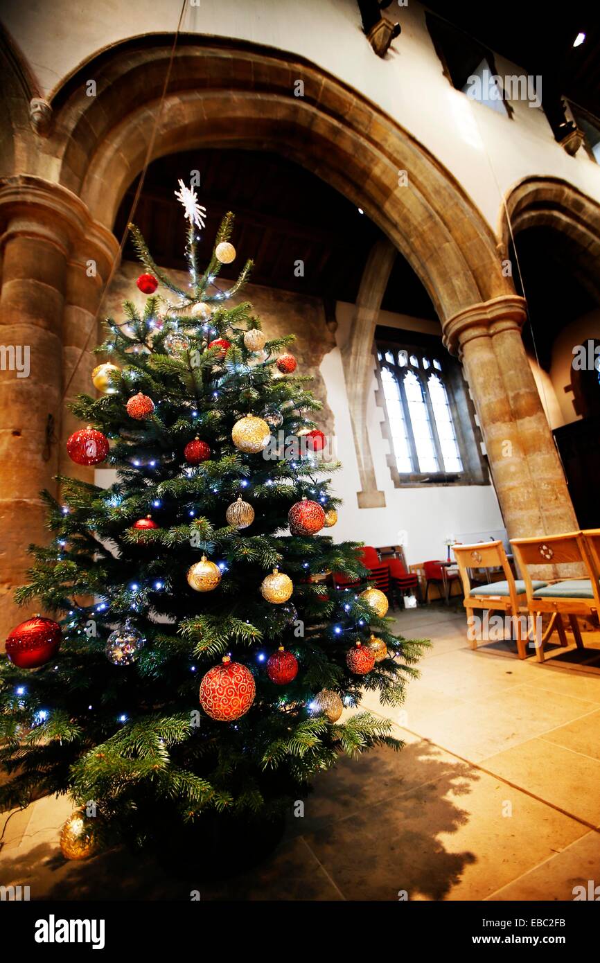 Chiesa di Santa Maria, Church Lane, Kirtlington, Oxfordshire, nome lavoro: albero di Natale donare Ox71300 Note: Oxford Xmas azienda ha donato una struttura ad albero per la Chiesa a incoraggiare la comunità lo spirito di festa. Catchline: albero di natale donare Lunghezza: pernottamento richieste di piombo Foto Stock