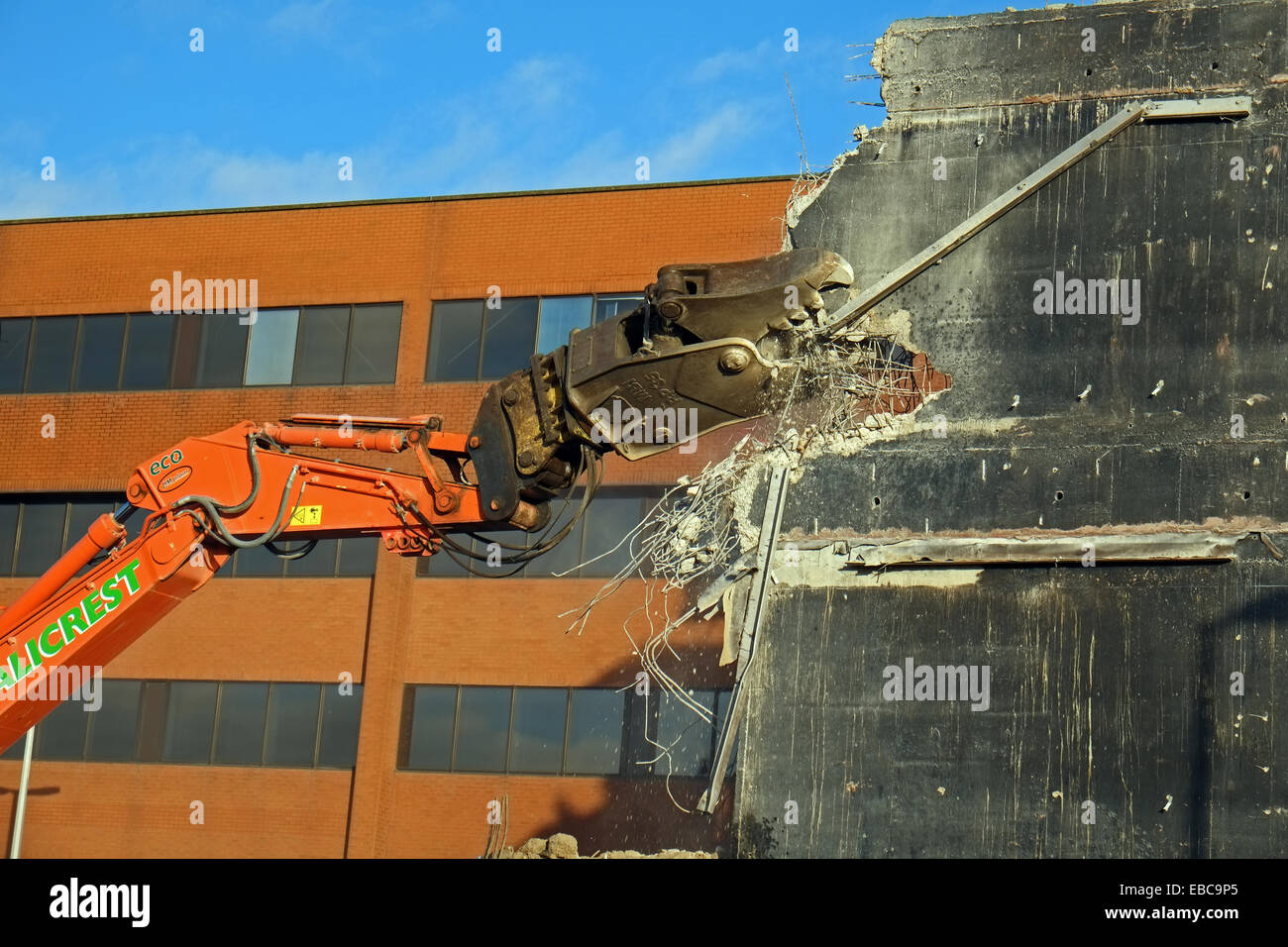 Demolizione - macchine abbattere un edificio vicino all'aeroporto di Heathrow, UK. Foto Stock