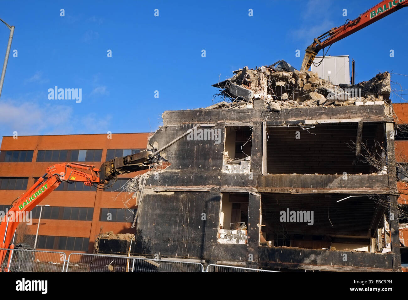 Demolizione - macchine abbattere un edificio vicino all'aeroporto di Heathrow, UK. Foto Stock