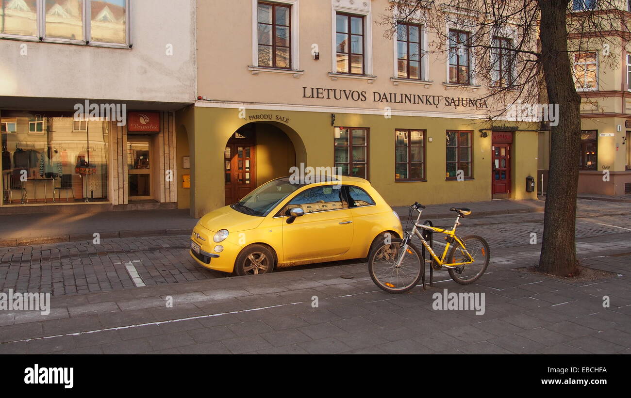 Fiat 500 e bicicletta Foto stock - Alamy