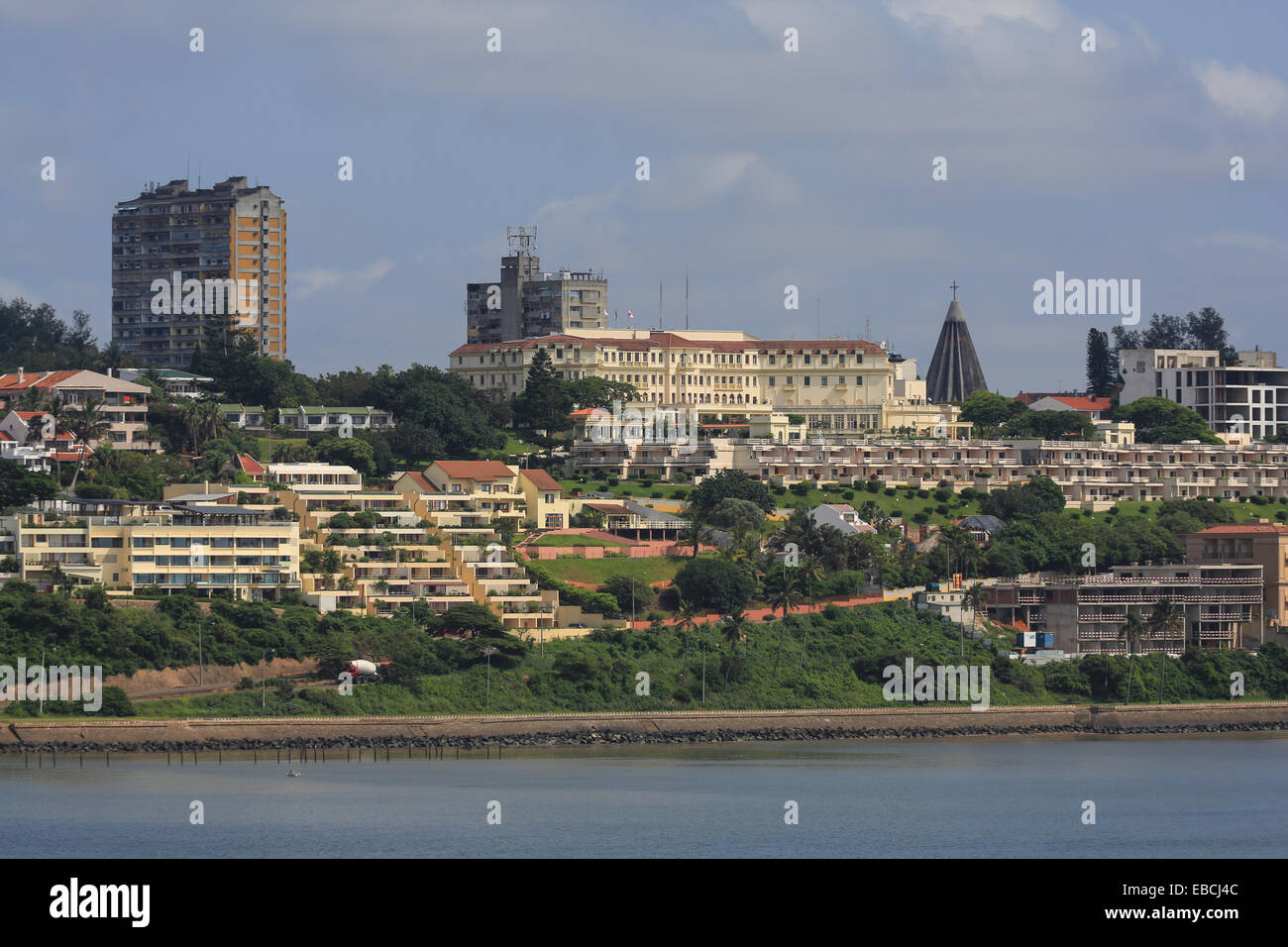 Edifici lungo il litorale a Maputo, Mozambico, Africa. Foto Stock