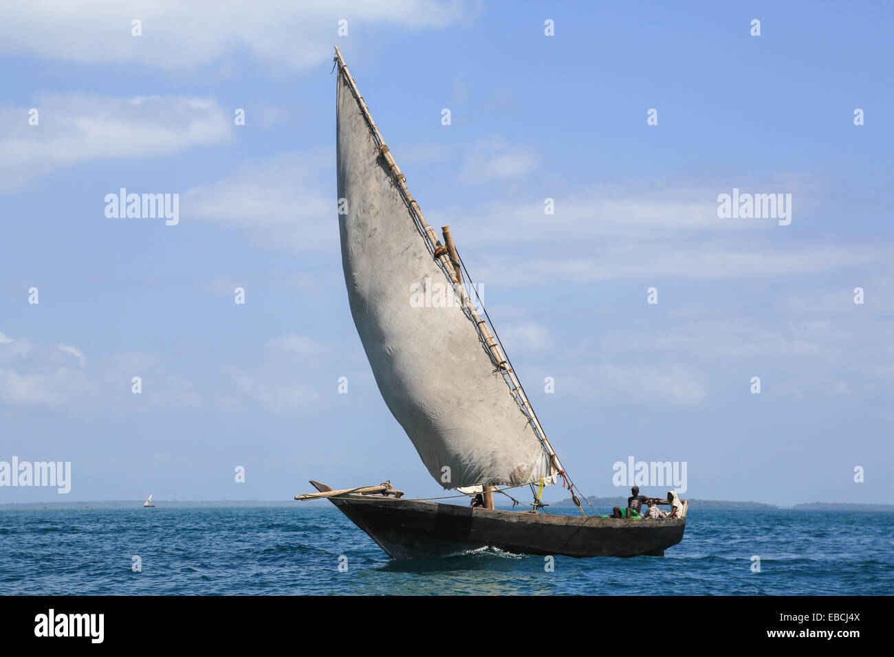Un dhow barca a vela al largo di Zanzibar, 55 km a nord di Dar es Salaam,  Tanzania Africa Foto stock - Alamy