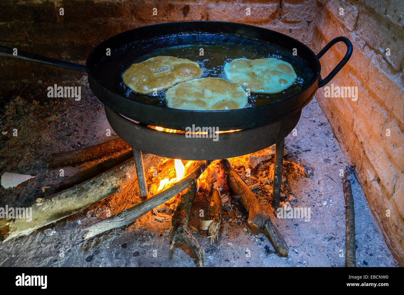 Uruguayano tradizionale pasticceria fatta di grasso, la farina e il sale e  poi fritti in hot mucca di grasso o olio Foto stock - Alamy