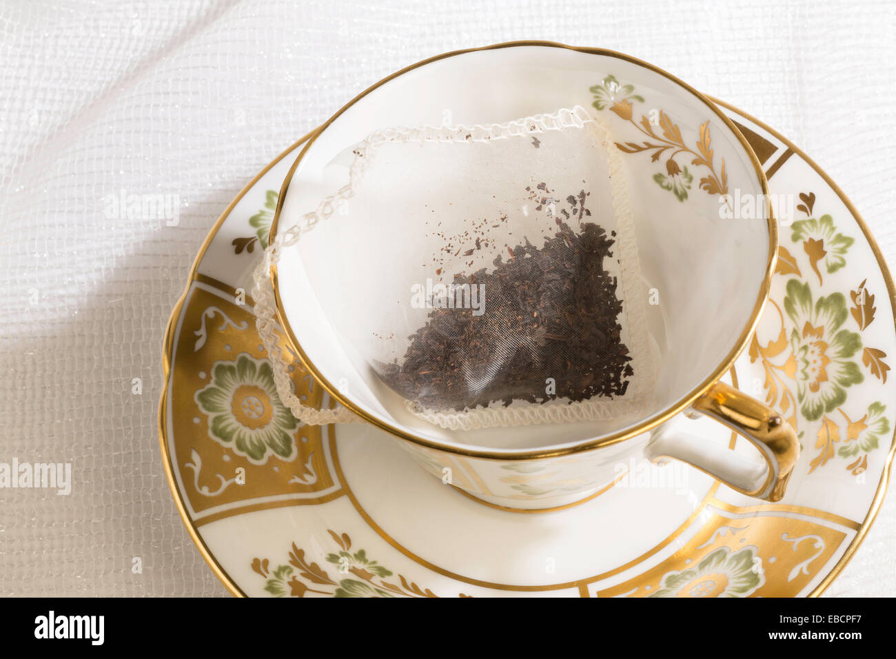 Bustina di tè nella bevanda della tazza immagini e fotografie stock ad alta  risoluzione - Alamy
