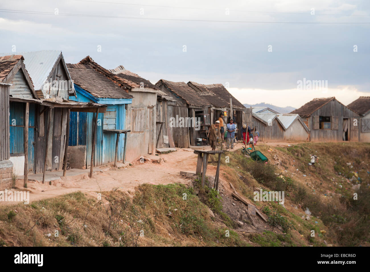 Tumbledown baracche di legno in una baraccopoli alla periferia di Antananarivo, o Tana, la città capitale del Madagascar Foto Stock