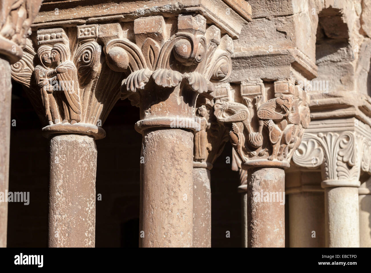 L'Estany, Catalogna, Spagna. Monastero di Santa Maria.Chiostro capitale di colonna Foto Stock