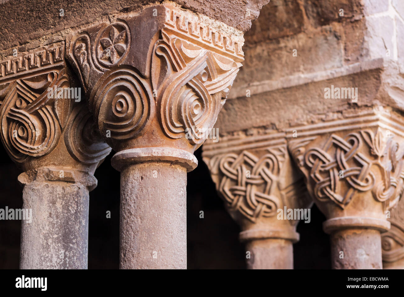L'Estany, Catalogna, Spagna. Monastero di Santa Maria.Chiostro capitale di colonna Foto Stock