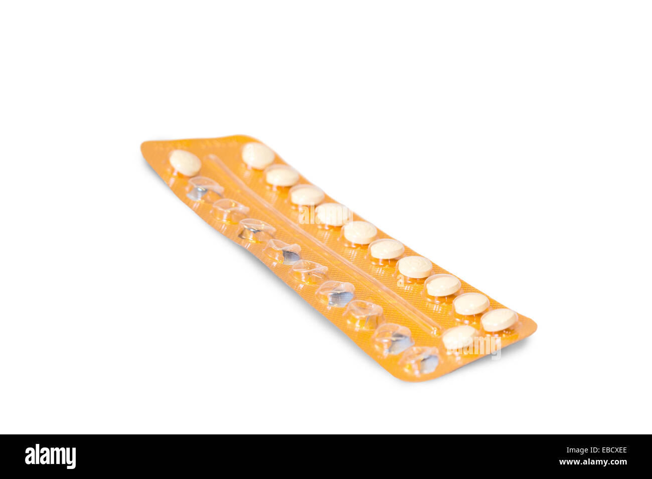 Primo piano di controllo delle nascite pillole in una parzialmente utilizzati blister, isolato su sfondo bianco Foto Stock