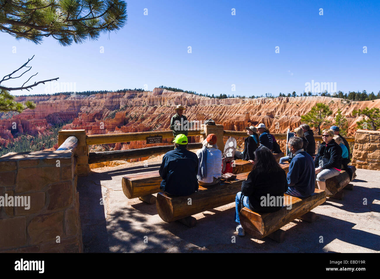 Geologia parlare da ranger del parco al tramonto punto, Parco Nazionale di Bryce Canyon, Utah, Stati Uniti d'America. Foto Stock