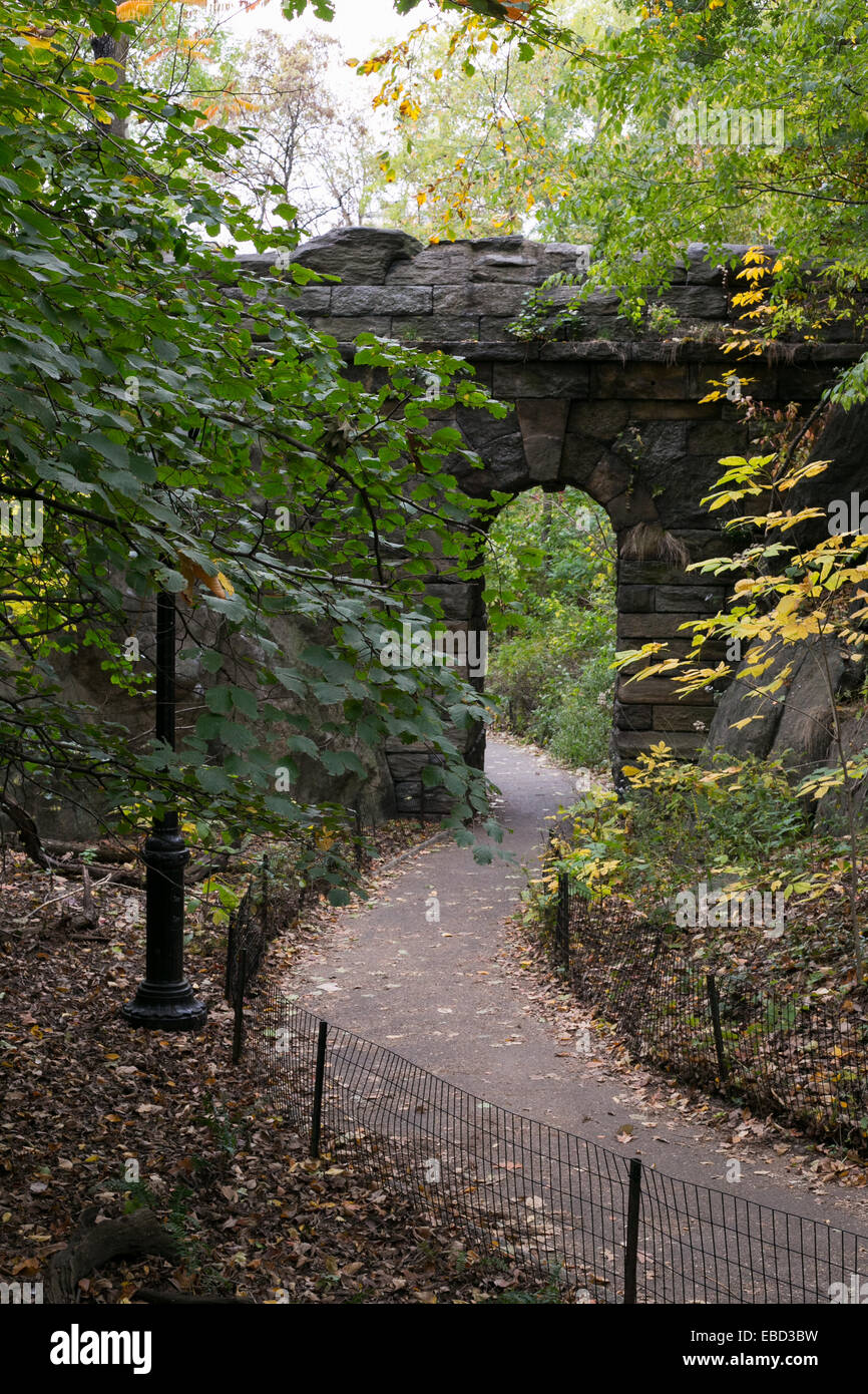 Percorso arcuato nel Central Park di New York City. Foto Stock