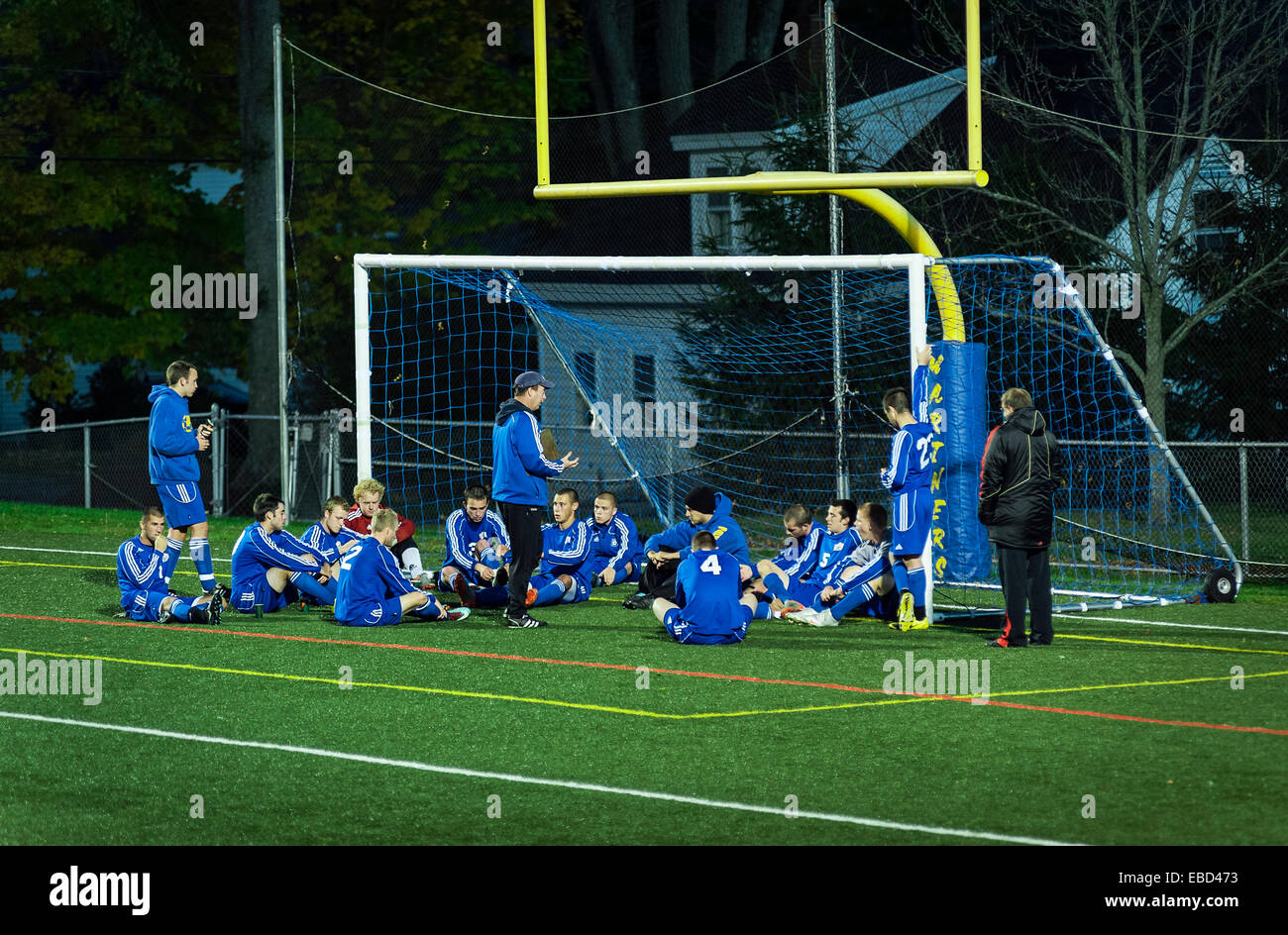 Soccer team arriva a metà tempo pep talk dal pullman, Castine, Maine, Stati Uniti d'America Foto Stock