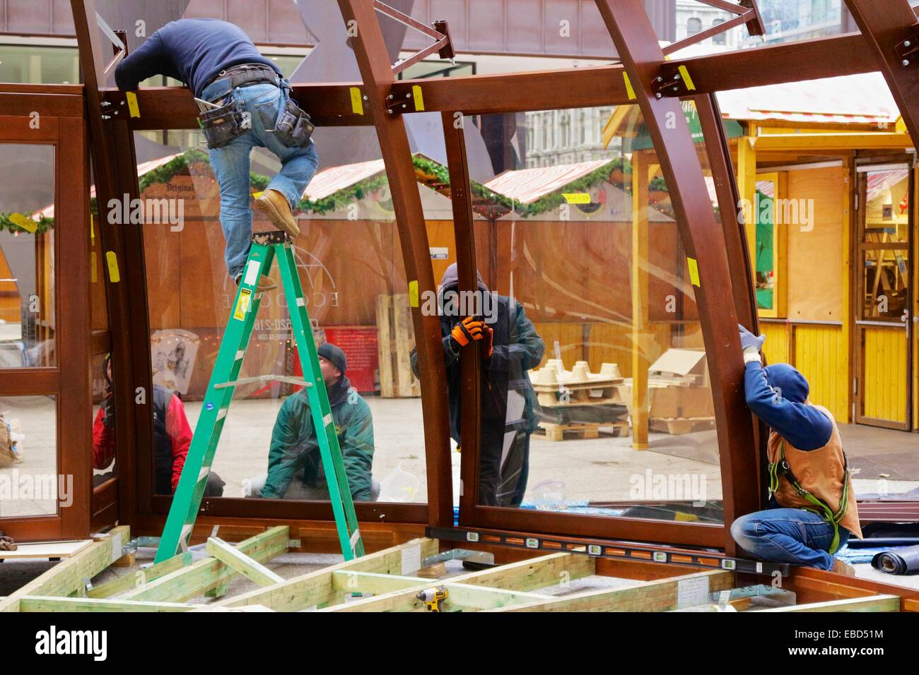 Lavoratori edili Costruire Santa's house presso il Chicago Christkindlmarket. Foto Stock