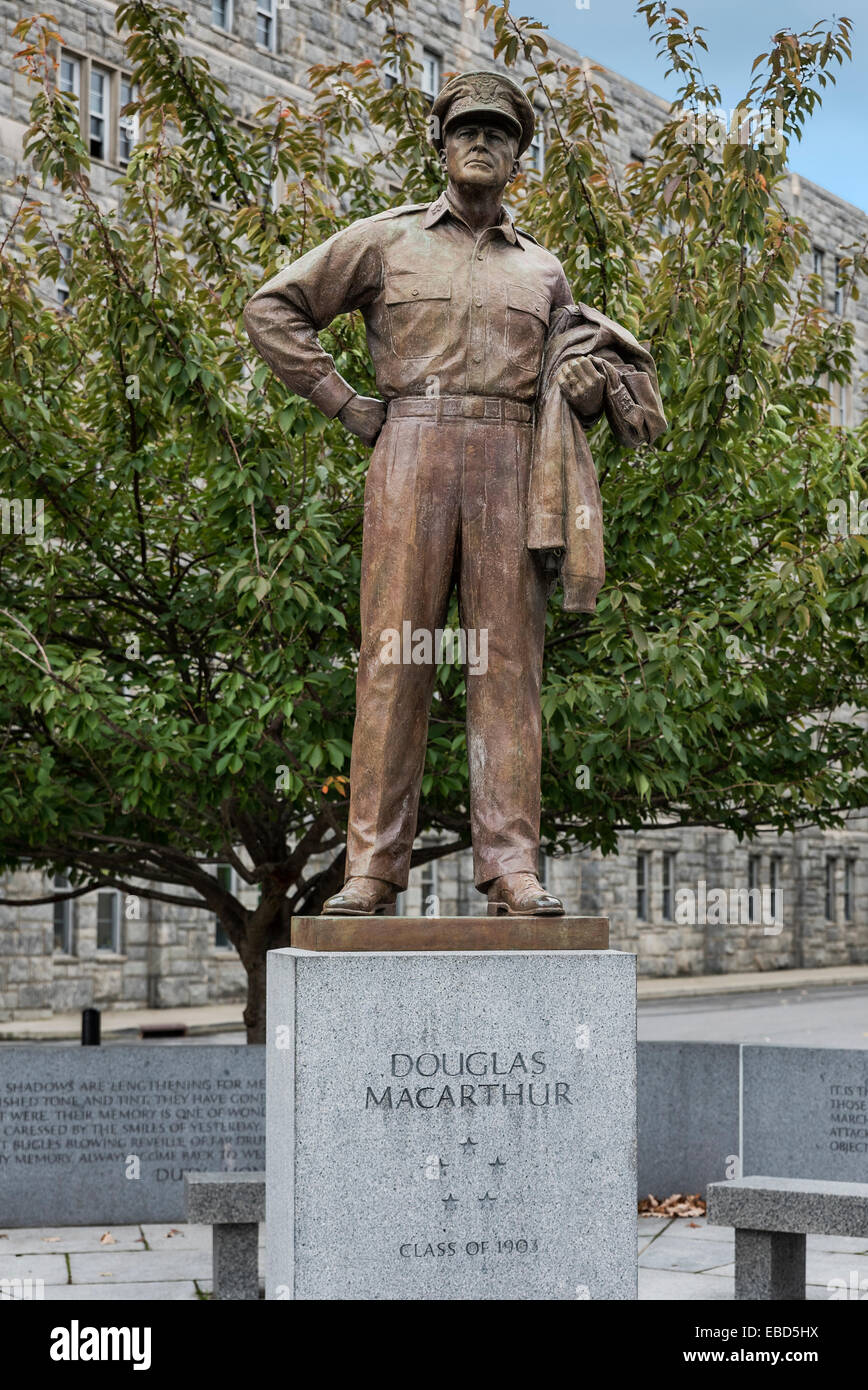 General Douglas McArthur scultura, Militare di West Point Academy campus, New York, Stati Uniti d'America Foto Stock