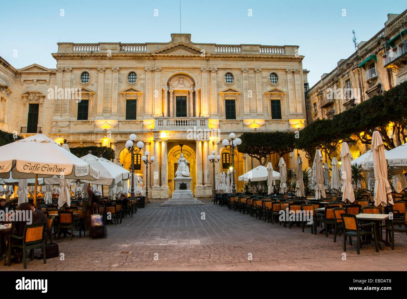 Biblioteca nazionale di Piazza della Repubblica a La Valletta di Malta Foto  stock - Alamy