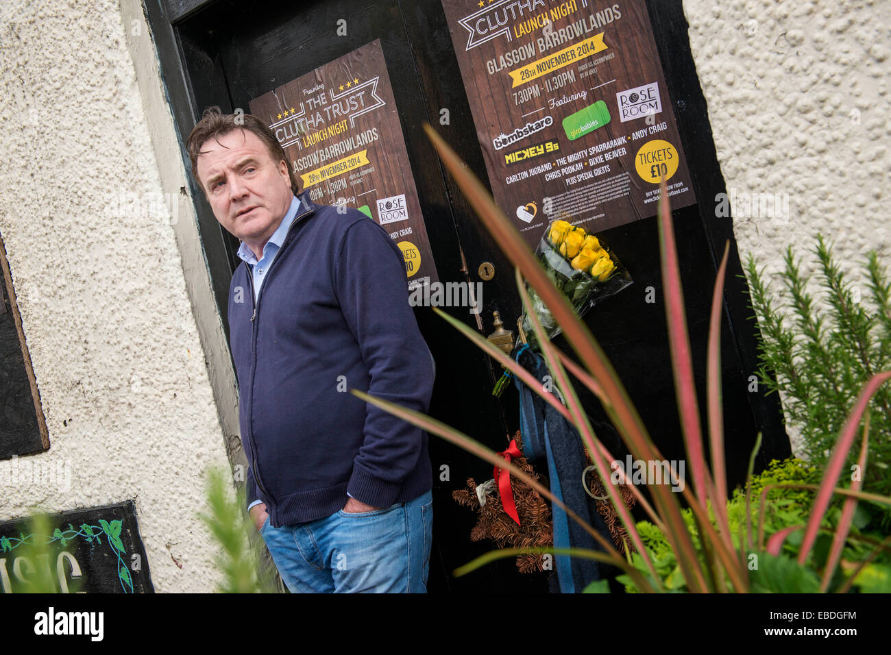 Glasgow, Scotland, Regno Unito. 28 Novembre, 2014. Il proprietario del bar Clutha Alan Crossan visiti il Clutha volte come il primo anniversario del disastro di approcci. ancora non è chiaro che cosa ha causato il guasto al motore che ha portato a una polizia Scozia elicottero a schiantarsi contro il tetto del pub uccidendo dieci persone. Credito: Sam Kovak/Alamy Live News Foto Stock