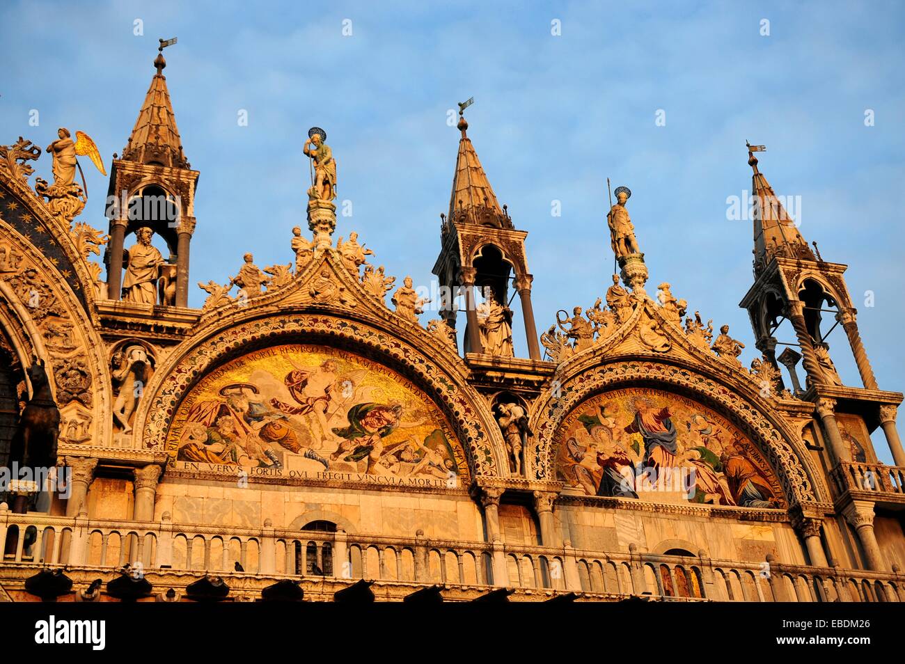 La facciata della la Basilica di San Marco Foto Stock