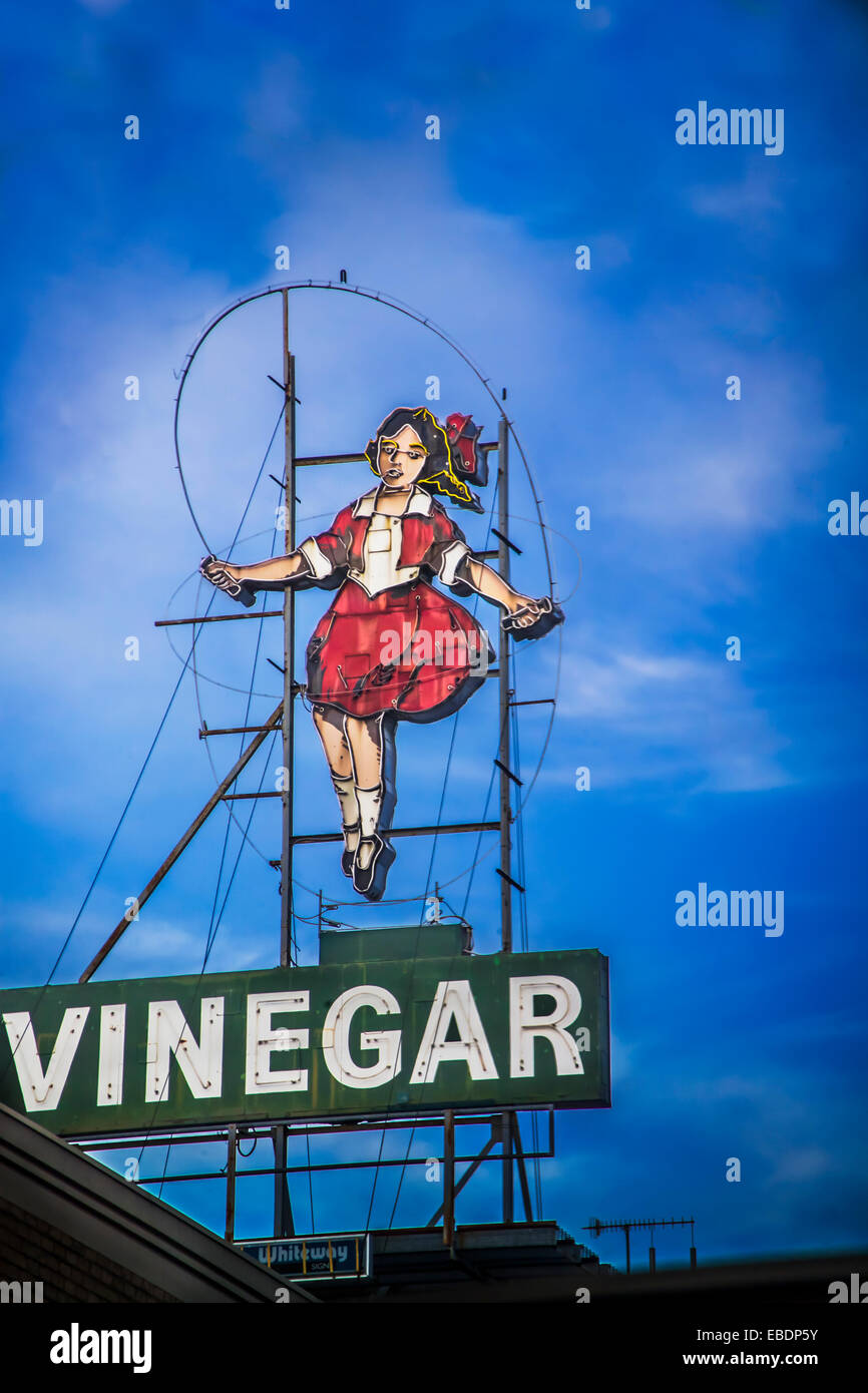 Ragazza di salto, storico pubblicità segno distintivo, in 651 Victoria Street nella parte interna di Melbourne di Abbotsford. Foto Stock