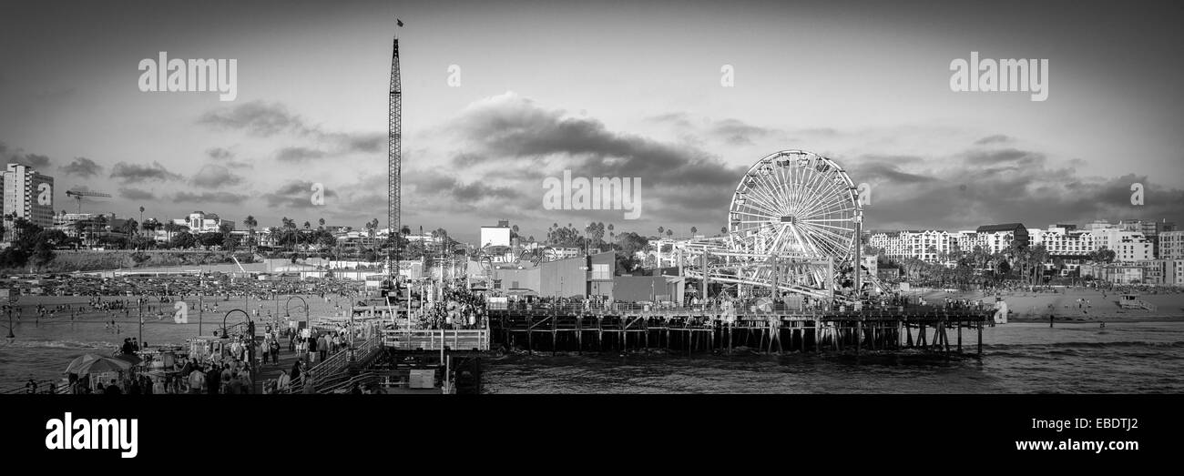 Ruota panoramica Ferris su un molo di Santa Monica Pier, Santa Monica, nella contea di Los Angeles, California, Stati Uniti d'America Foto Stock