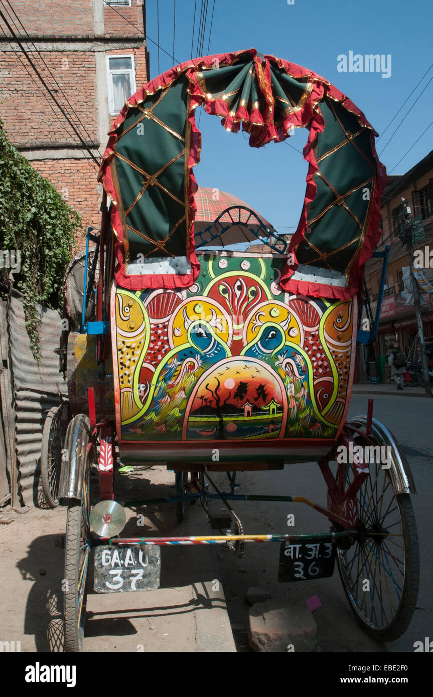 Dipinte a mano di risciò ciclo nel quartiere Thamel, Kathmandu, Nepal Foto Stock