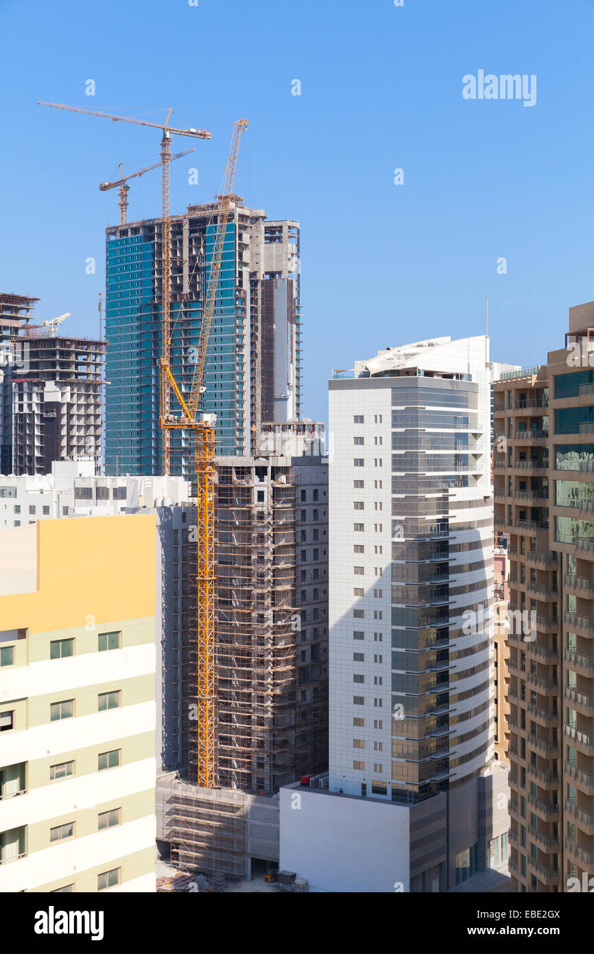 Moderni edifici per uffici e alberghi sono in costruzione nella città di Manama, Bahrain Foto Stock