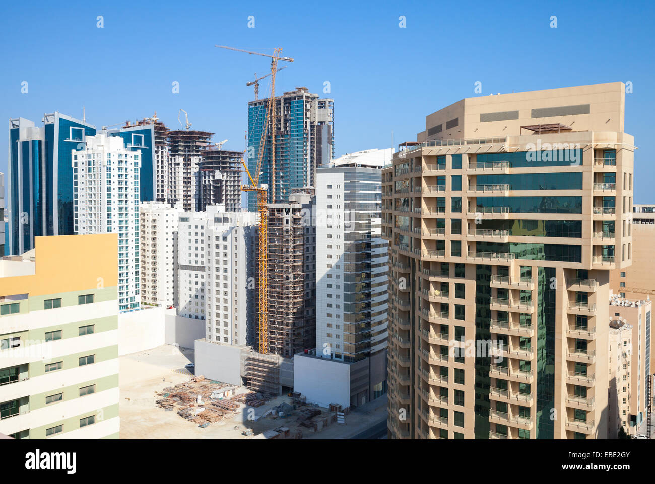 Nuovi edifici per uffici e alberghi sono in costruzione nella città di Manama, Bahrain Foto Stock