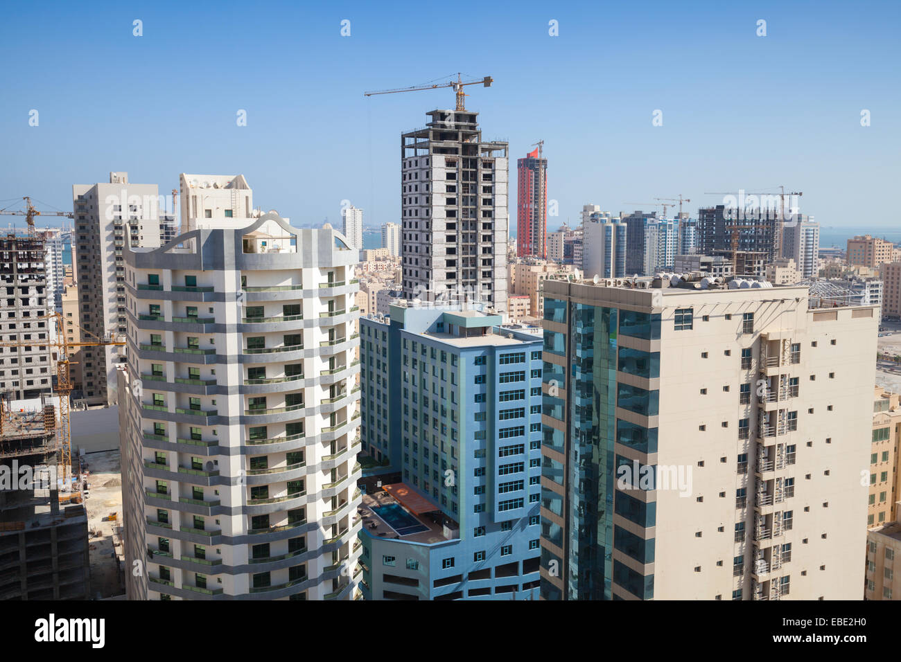 Moderni edifici per uffici e alberghi sono in costruzione nella città di Manama City, Bahrain Foto Stock