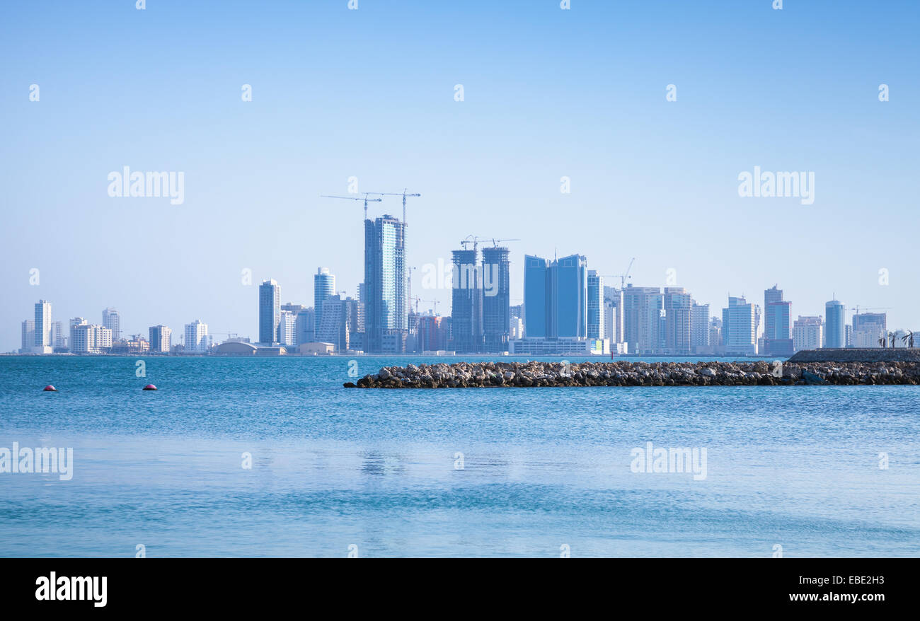 Moderni edifici per uffici e alberghi all'orizzonte. Skyline di Manama City, Bahrain Foto Stock
