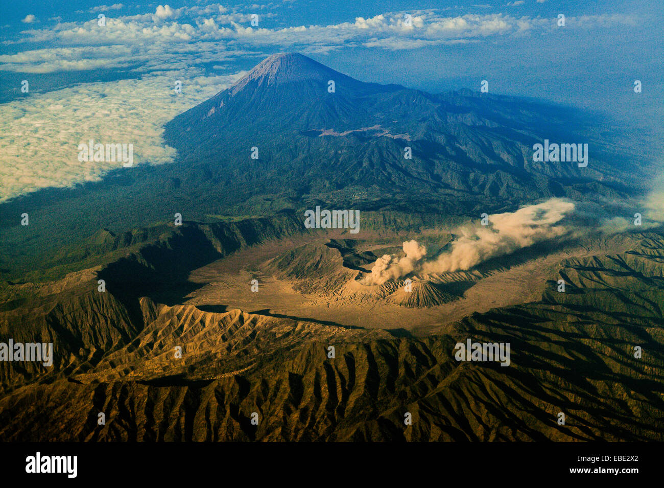 Il Parco Nazionale di Bromo Tengger Semeru visto dall'alto. Il Monte Semeru (sfondo) è la montagna più alta dell'isola di Java, Indonesia. Foto Stock